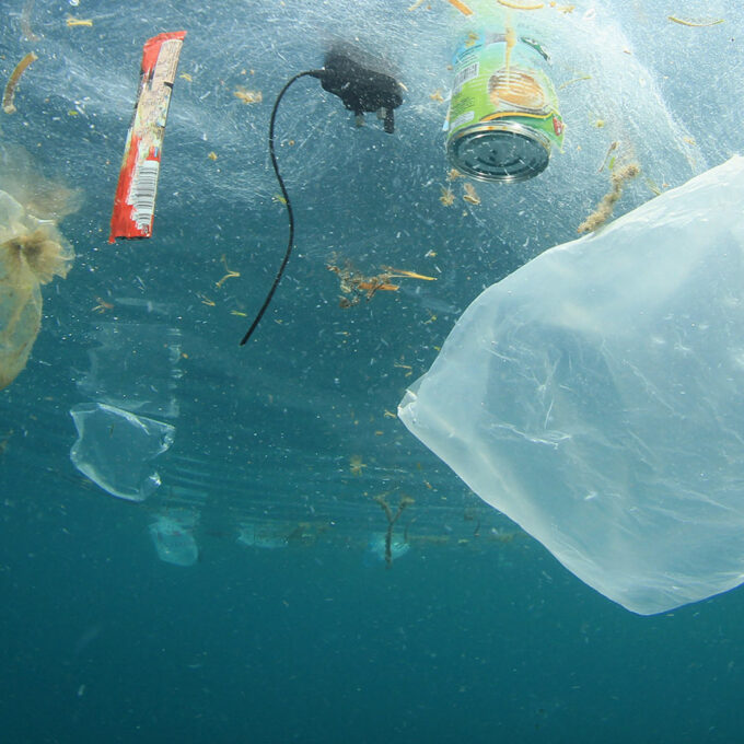 Plastic afval in water